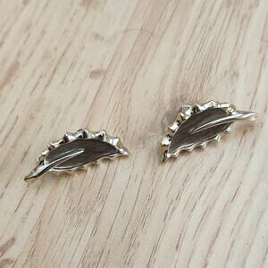 Vintage Sarah Coventry Wooded Beauty Clip On Leaf Earrings Gold Tone 1.5in Drop